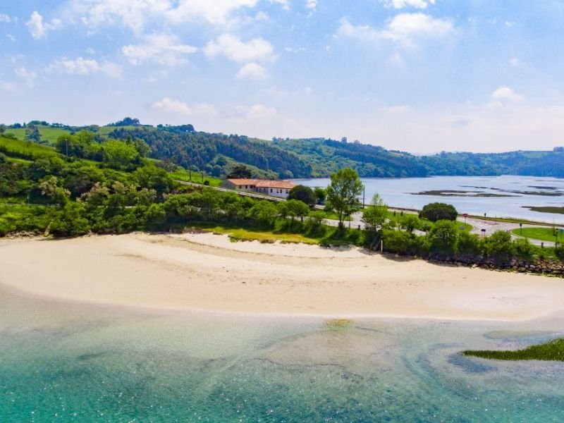 Playas para perros en Cantabria. Playa de la Maza, San Vicente de la Barquera, Cantabria